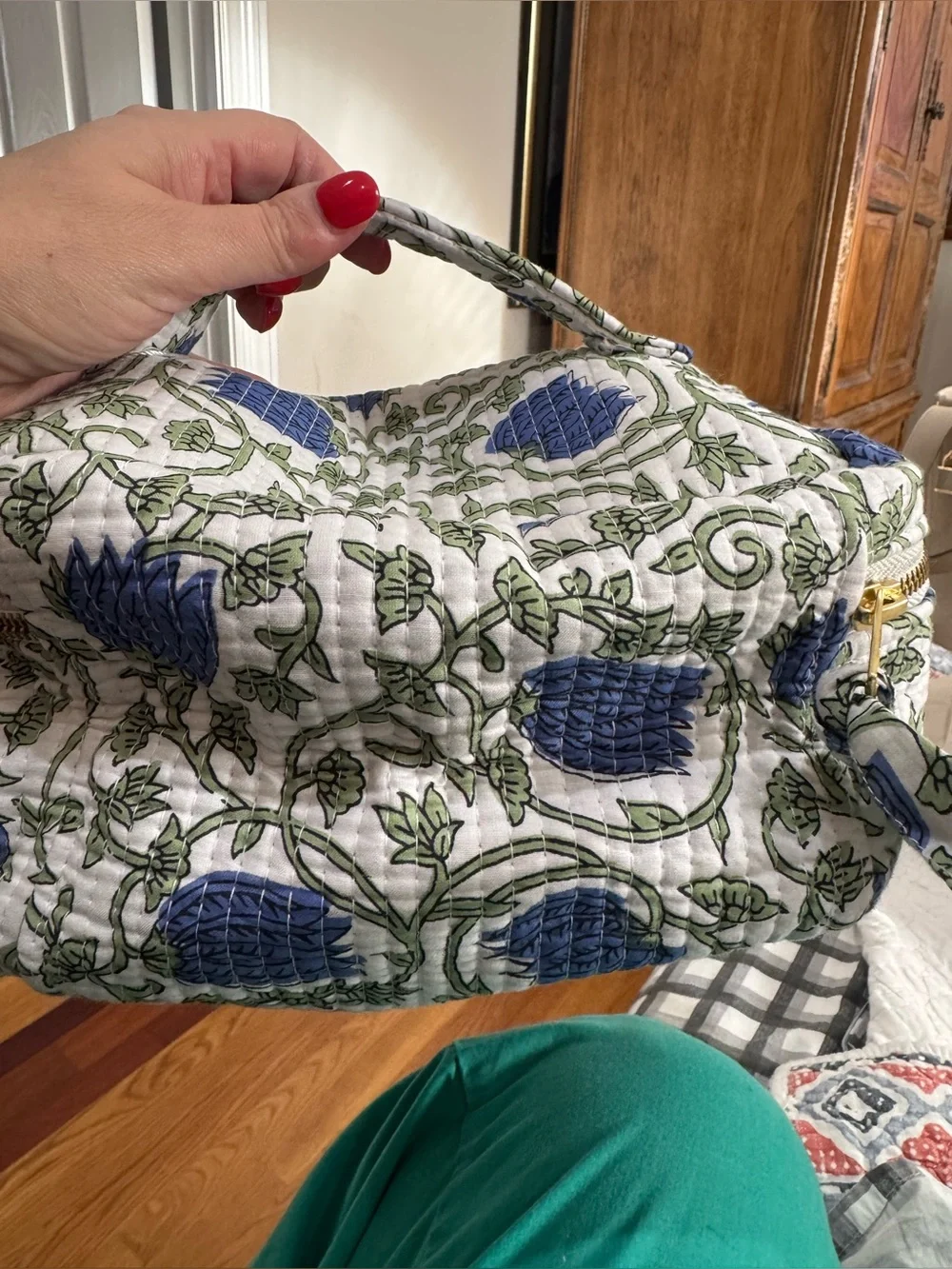 Faryluna Vanity bag Cream Floral tulip pattern. Cosmetic Case. NWOT.